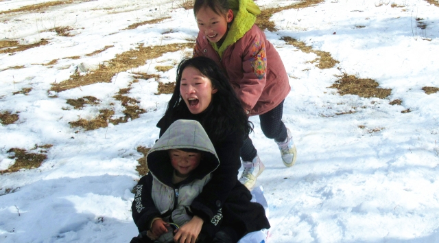 雪后，這里成了孩子們的“滑雪場(chǎng)”