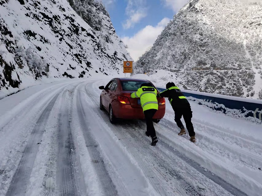 迪慶交警救助風(fēng)雪中被困車(chē)輛
