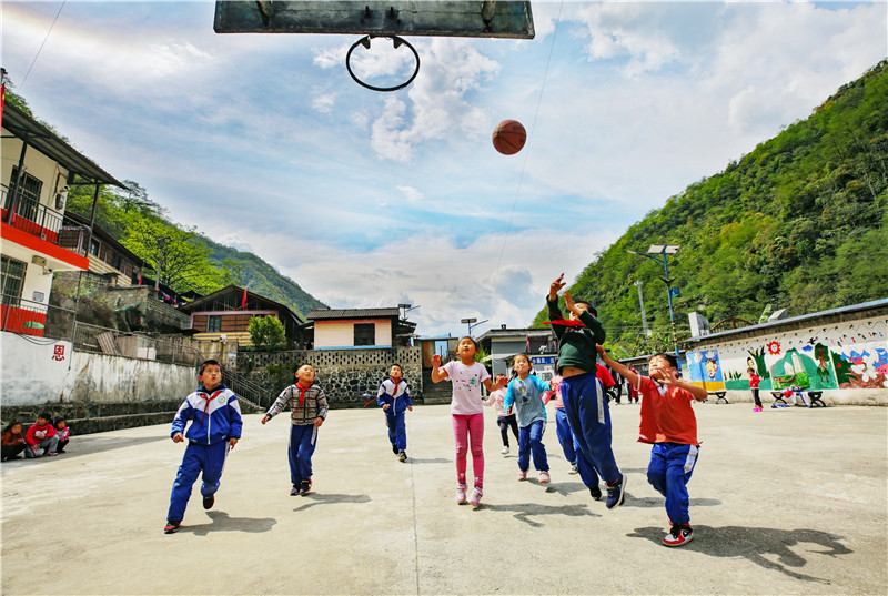 巴坡小學 孩子們打籃球（怒江報社 高玉生）.jpg