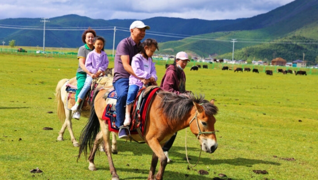 進(jìn)入旅游旺季，迪慶高原“熱”起來了