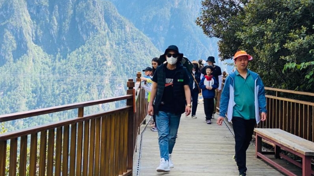 7月的迪慶草原花海、清風(fēng)涼爽，滿足你對(duì)夏天所有的想象！
