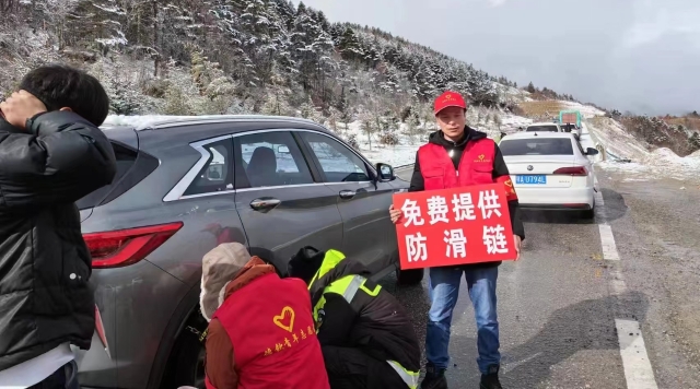 “熒光綠”+“志愿紅”，成為白茫雪山最靚麗的底色