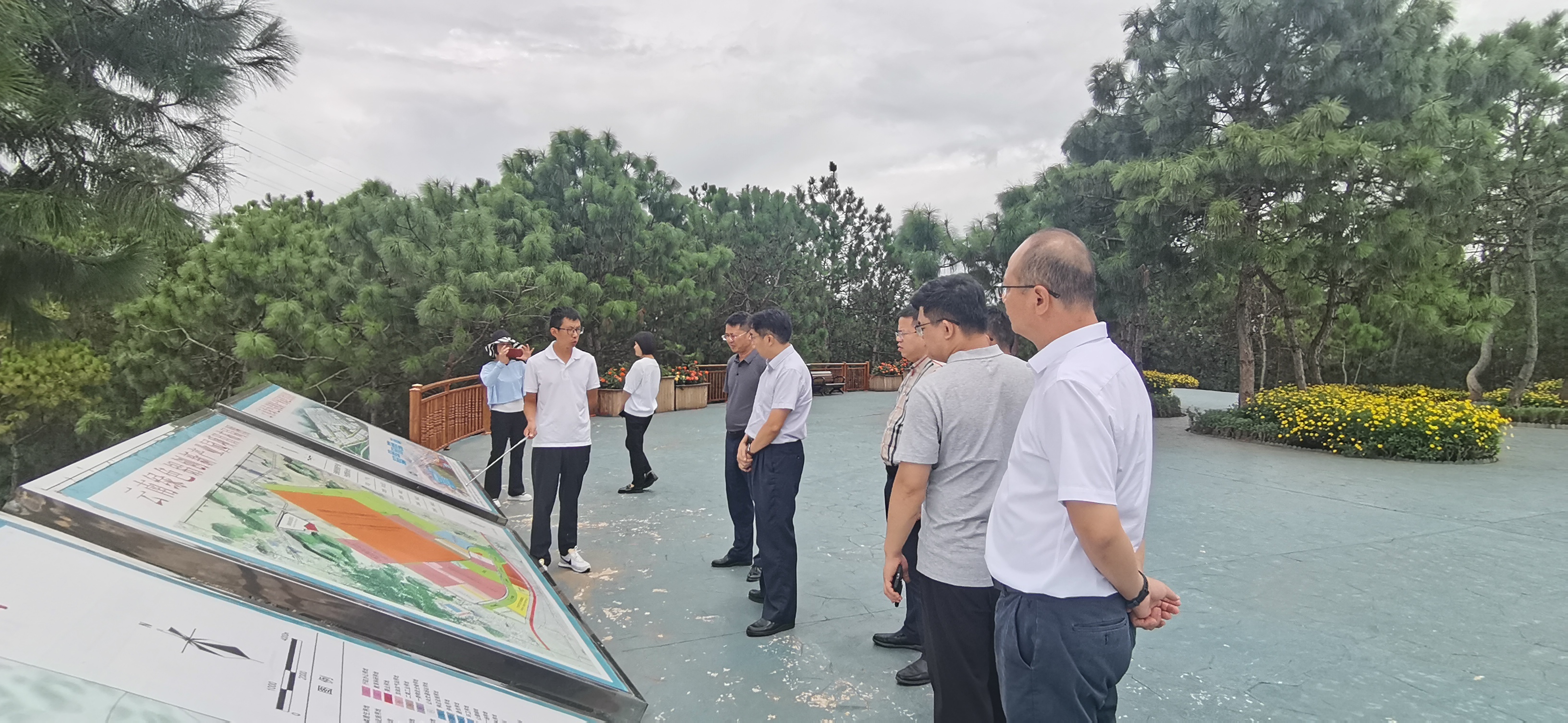 云南綠色鋁創(chuàng)新產(chǎn)業(yè)園項(xiàng)目建設(shè)硯山指揮部辦公室負(fù)責(zé)人王喬長工作中.jpg