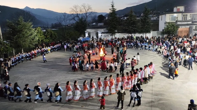 香格里拉市上江鄉(xiāng)格蘭村:篝火晚會(huì)迎新春