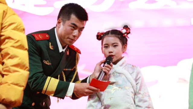 軍娃軍屬齊登臺(tái)?新春晚會(huì)樂(lè)開懷