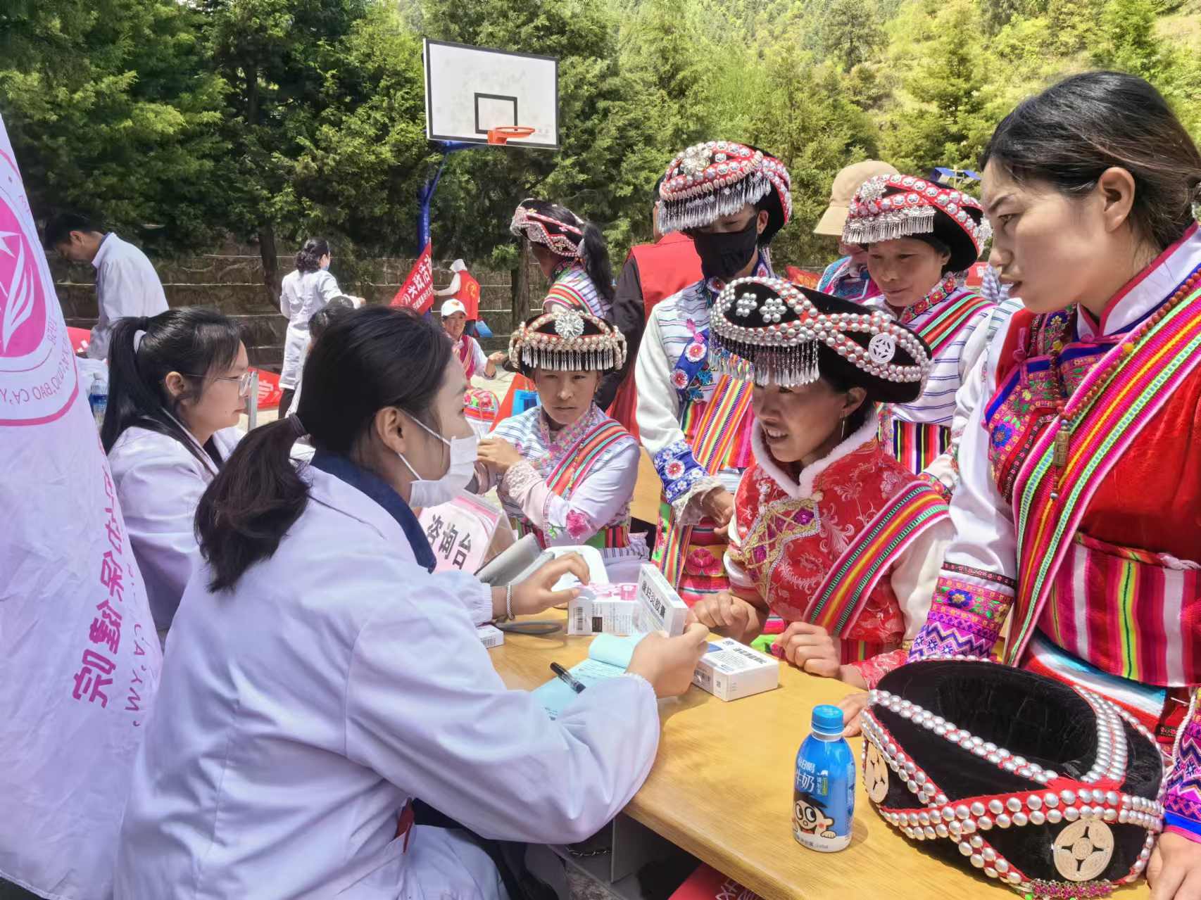 上海幫扶專家、維西縣人民醫(yī)院醫(yī)師組成的先鋒醫(yī)療隊(duì)多次深入村組開展巡回醫(yī)療志愿服務(wù)活動(dòng)