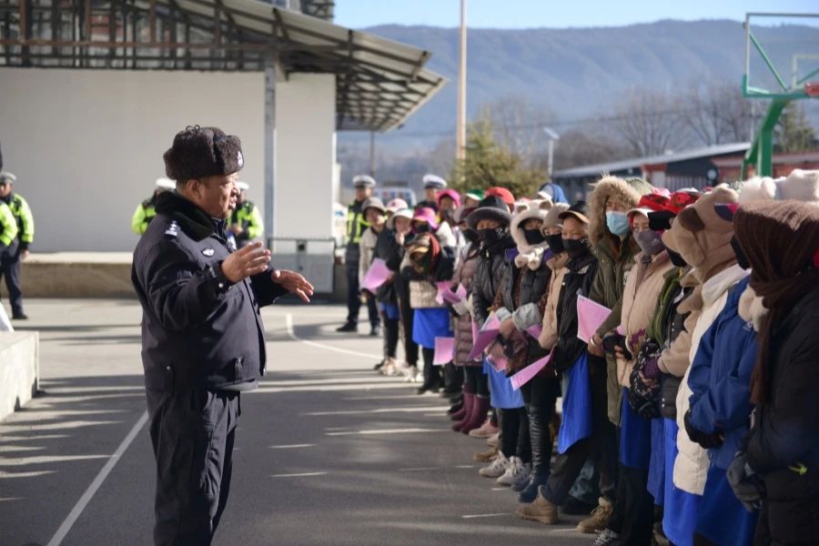 香麗高速公路交巡警大隊(duì)深入香格里拉市小中甸鎮(zhèn)團(tuán)結(jié)村、和平村、聯(lián)合村，開展“禁止行人上高速”主題宣傳