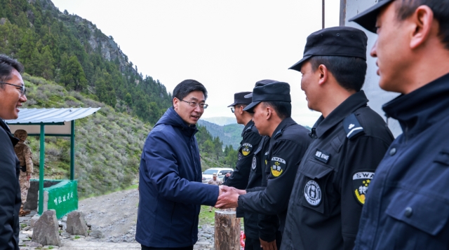羅朝峰到東旺鄉(xiāng)蟲草山調(diào)研和諧邊界建設(shè)情況