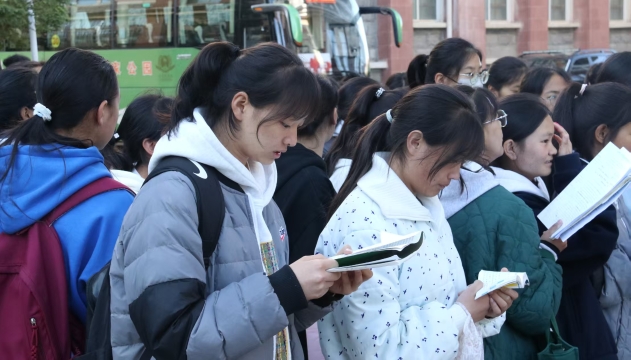 千名學(xué)子赴考 多部門(mén)聯(lián)動(dòng)護(hù)航