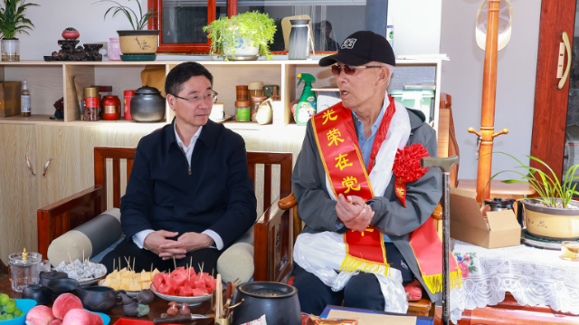羅朝峰“七一”前夕走訪慰問老黨員和困難黨員