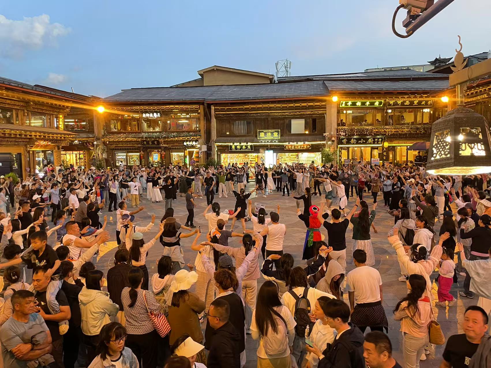 19℃清涼夏日獨(dú)克宗古城人氣爆表