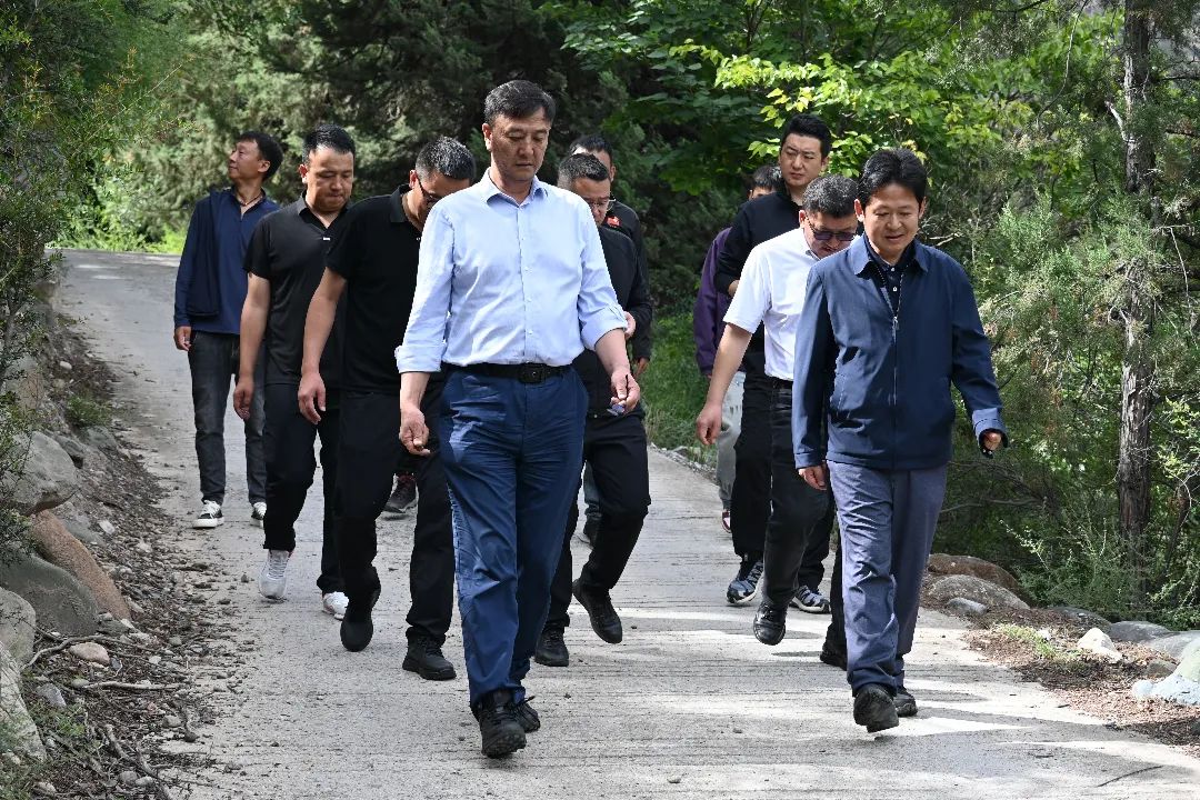 張衛(wèi)東到德欽縣巡林巡河時(shí)強(qiáng)調(diào) 要強(qiáng)化生態(tài)保護(hù)責(zé)任落實(shí) 堅(jiān)決守護(hù)好綠水青山