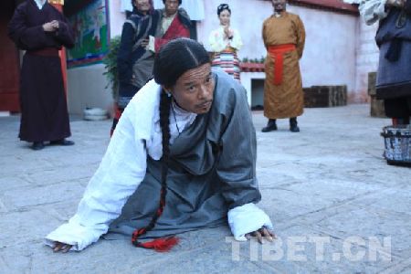 黃若萌在劇中扮演旺秋管家，是身份稍高的奴隸。