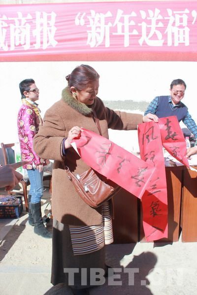 拿到對(duì)聯(lián)的市民很開(kāi)心