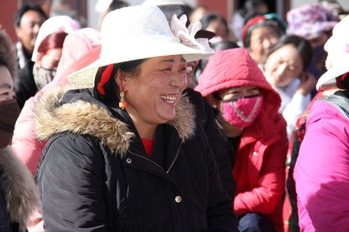 “脫口秀”讓村民聽得臉上露笑容。 劉忠俊 攝