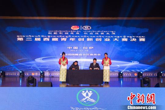 圖為大賽創(chuàng)業(yè)項(xiàng)目與相關(guān)企業(yè)現(xiàn)場(chǎng)簽約。　何蓬磊 攝