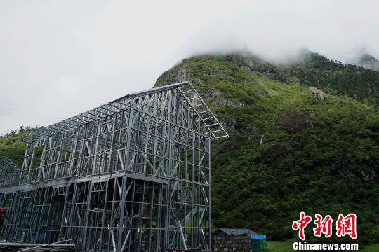 圖為玉麥鄉(xiāng)正在實施生態(tài)文明小康示范點建設，居民住宅進行全面改造，別墅式建筑均采用裝配式輕鋼龍骨結(jié)構(gòu)，具備抗震、防銹等特點?！〗w波 攝
