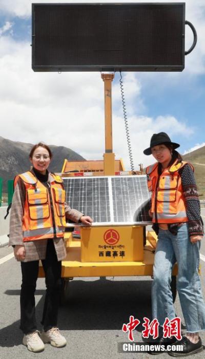 圖為萍措(右)在采訪過(guò)程中留影。(資料圖片) <a target='_blank' href='http://www.chinanews.com/'><p  align=