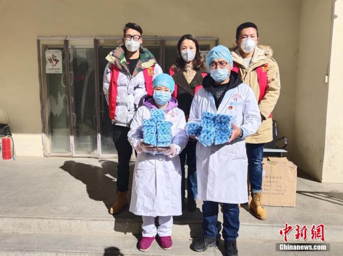 圖后排中間為萍措。(資料圖片) <a target='_blank' href='http://www.chinanews.com/'><p  align=