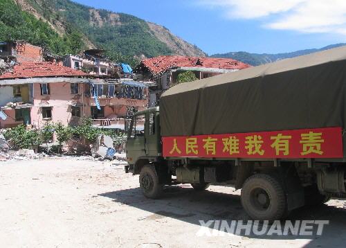 防化兵某部的軍車停在北川縣城內(nèi)（7月5日攝）。7月5日，記者經(jīng)特許進(jìn)入地震重災(zāi)區(qū)北川縣城采訪，用相機(jī)記錄下北川縣城的現(xiàn)狀。