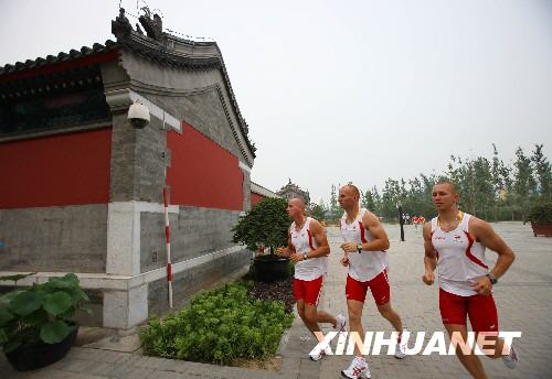  7月27日晚，三名波蘭運(yùn)動(dòng)員在北京奧運(yùn)村內(nèi)跑步。當(dāng)日，2008年北京奧運(yùn)會(huì)奧運(yùn)村正式開村，奧運(yùn)村將接待來自200余個(gè)國家和地區(qū)的16000余名運(yùn)動(dòng)員和隨隊(duì)官員。 