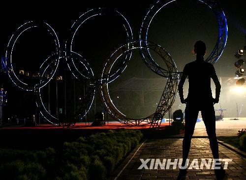 7月27日晚，一名瑞典運(yùn)動(dòng)員在北京奧運(yùn)村內(nèi)的五環(huán)標(biāo)志旁留影。當(dāng)日，2008年北京奧運(yùn)會(huì)奧運(yùn)村正式開村，奧運(yùn)村將接待來自200余個(gè)國家和地區(qū)的16000余名運(yùn)動(dòng)員和隨隊(duì)官員。