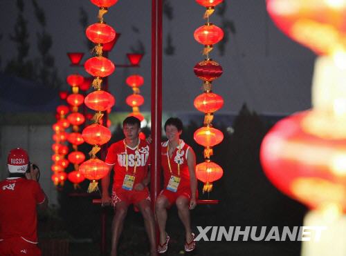  7月27日晚，俄羅斯代表團(tuán)成員在北京奧運(yùn)村內(nèi)的紅燈籠旁留影。當(dāng)日，2008年北京奧運(yùn)會(huì)奧運(yùn)村正式開村，奧運(yùn)村將接待來自200余個(gè)國家和地區(qū)的16000余名運(yùn)動(dòng)員和隨隊(duì)官員。