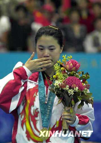 2000年9月24日，中國選手王楠在悉尼奧運(yùn)會乒乓球女單決賽中，以3比2擊敗隊友李菊，奪得金牌。這是王楠在領(lǐng)獎臺上流下激動的淚水。