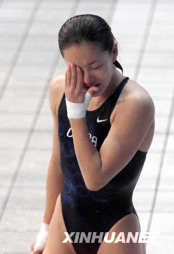 2000年9月28日，中國選手伏明霞在悉尼奧運(yùn)會女子3米跳板跳水決賽中，以609.42分奪得冠軍。這是伏明霞確認(rèn)自己穩(wěn)獲金牌后，禁不住熱淚盈眶。伏明霞是世界跳水史和中國奧運(yùn)史上一位傳奇式人物，從1992年到2000年的連續(xù)三屆奧運(yùn)會跳臺和跳板比賽中共奪得四枚金牌。