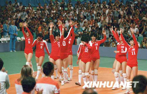 1984年8月7日，在第23屆洛杉磯奧運(yùn)會上，中國女排以3比0戰(zhàn)勝美國隊，獲得冠軍，實現(xiàn)了世界杯、世錦賽和奧運(yùn)會“三連冠”。這是女排隊員奪冠后喜極而泣。