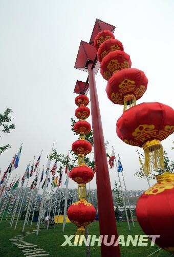  這是7月28日拍攝的奧運(yùn)村內(nèi)的紅燈籠。 隨處可見(jiàn)的中國(guó)元素為奧運(yùn)村增添了風(fēng)采，也方便了來(lái)自世界各地、參加北京奧運(yùn)會(huì)的賓朋體驗(yàn)獨(dú)特的中國(guó)文化。 新華社記者 李勇 攝 