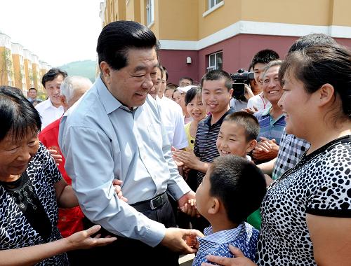 7月8日至13日，中共中央政治局常委、全國政協(xié)主席賈慶林在吉林調(diào)研。這是7月10日，賈慶林專程來到去年洪澇災害受災最重的永吉縣口前鎮(zhèn)，看望慰問受災群眾，詳細了解災后恢復重建情況。新華社記者 馬占成 攝